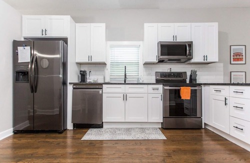 Riverview House | Vibrant Strawberry Hill * Walk to BBQ * Long Stays