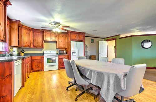 Walker House | Victoria Home w/Basketball Hoop!