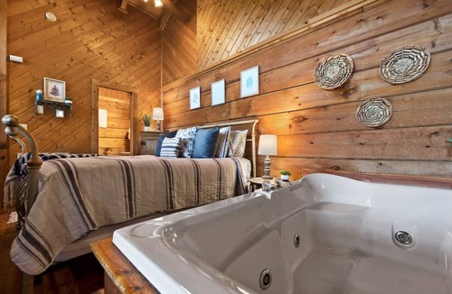 Gatlinburg - Pigeon Forge Apartment | View Location Studio Log Cabin Hot Tub Fireplace