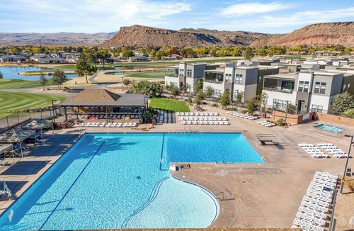 Bloomington House | Villa #15 at Bloomington Country Club: Pool, Golf, Restaurant