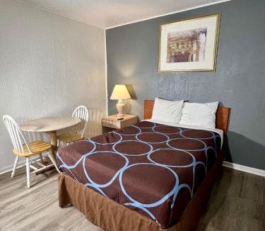 Salina Hotel | Village Inn Salina