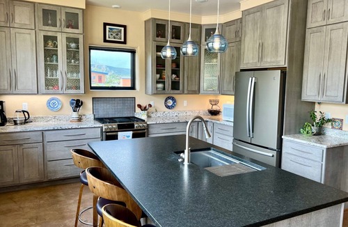 Mesa House | Vini's Place- A Cool Creek Retreat Pet Friendly and Fully Wheelchair Accessible!