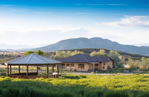 Mesa House | Vini's Place- A Cool Creek Retreat Pet Friendly and Fully Wheelchair Accessible!