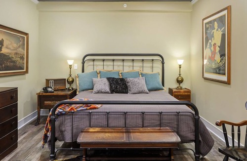 Parkville Apartment | ✰Vintage Charm✰ King Bed & Great Bath✰Main Street