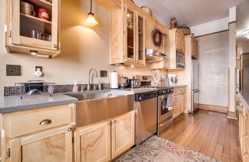 Laramie Apartment | Vintage Downtown Laramie Apartment w/Deck!