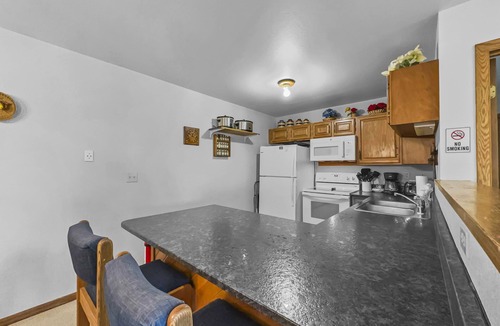 Wildernest Condo | Vintage Ski Condo in Quiet Setting. Wood Fireplace, Hot Tubs, Pool. BB103