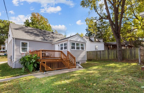St. Charles Historic District House | Walk 2 Main Street > 2 Blocks > 5 Comfy Beds > Gorgeous