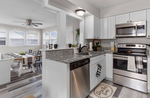 St. Charles Historic District House | Walk 2 Main Street > 2 Blocks > 5 Comfy Beds > Gorgeous