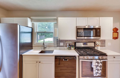 Benson House | Walk to Benson Nightlife & Dining! Home w/Yard
