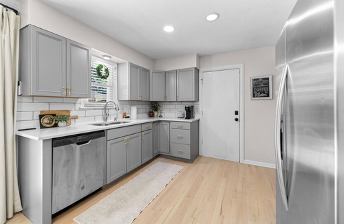 South Kansas City House | Walk to Martin City + Sleeps 6 + Yard + Fire Pit