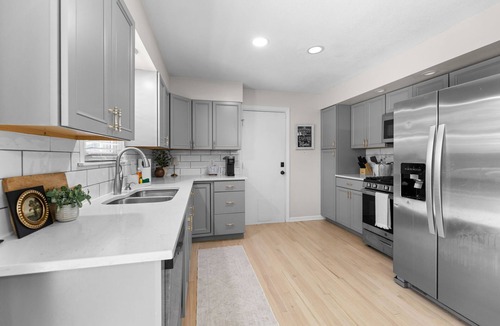 South Kansas City House | Walk to Martin City + Sleeps 6 + Yard + Fire Pit