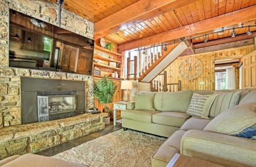 Manhattan House | Walk to Tuttle Creek Lake: Secluded Scenic Retreat