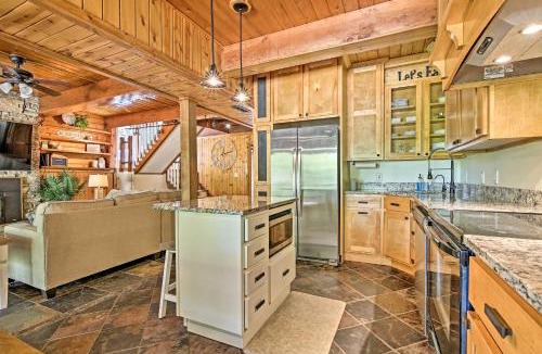 Manhattan House | Walk to Tuttle Creek Lake: Secluded Scenic Retreat
