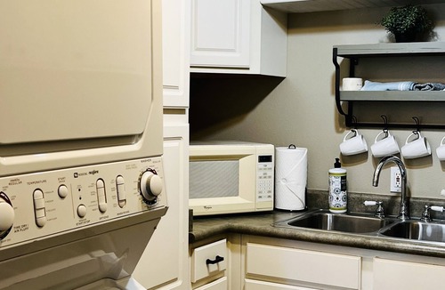 Skyway Cottage | Walkable to The Broadmoor Hotel, Seven Falls and Stratton Open Space