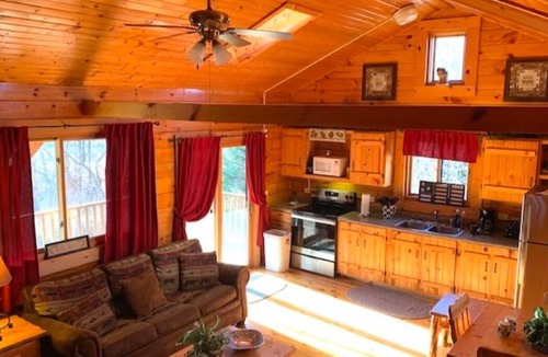 Waterville Cabin | Walnut Cabin with Hot Tub Jacuzzi
