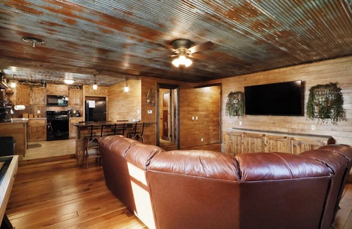 Grandview Plaza Apartment | Wanderlust Suite - Rustic 2 Bed, 2 Bath Apt, King Beds!