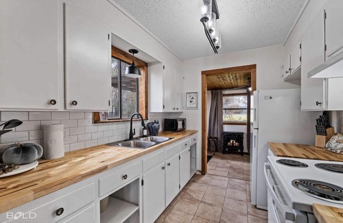 Uncertain House | Warm, Rustic Lodge with private dock access directly across the street, featuring a firepit & picnic table for outdoor dining