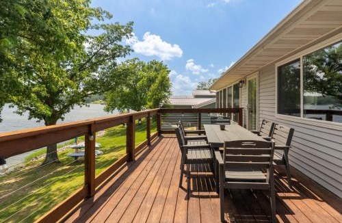 Marion House | Waterfront 3BR Loft w Dock on Lake of Egypt