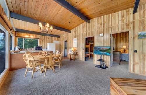 Coeur d'Alene Cabin | Waterfront Cabin w/Private Beach & Dock
