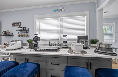 Fox Hill - Grandview House | WATERFRONT*SEMI-PRIVATE BEACH*KING BD* DUAL DESK WORKSTATIONS* BLAZING FAST WIFI