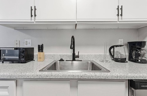 South Kansas City Apartment | Welcoming apartment with modern style