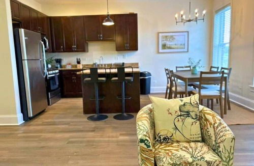 North Evanston Apartment | Well-Equipped 2BR Unit with Parking