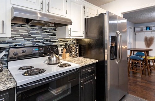 West Plaza House | West Plaza Charmer I - Duplex 2 Bedroom 1 Bath Off Street Parking in Kansas City