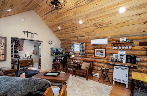 Sheridan House | Western Log Cabin Near Downtown Sheridan