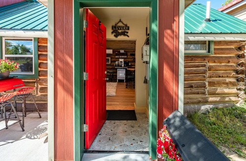 Sheridan House | Western Log Cabin Near Downtown Sheridan