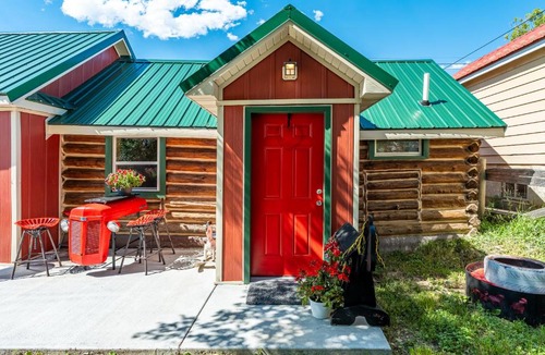 Sheridan House | Western Log Cabin Near Downtown Sheridan