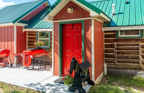 Sheridan House | Western Log Cabin Near Downtown Sheridan