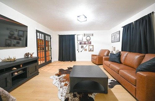 Liberty Apartment | Western-Themed Suite with Full Bath & Kitchenette – Cozy, Rustic Getaway!