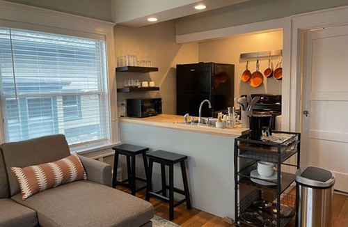 Southmoreland Apartment | Westport/Mid City 2 bed 1 bath haven with lots of natural light