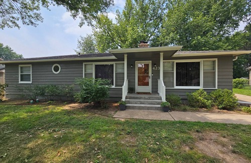 Manhattan House | Whole House Sleeps 9 with Ample Space Close to KSU & MHS