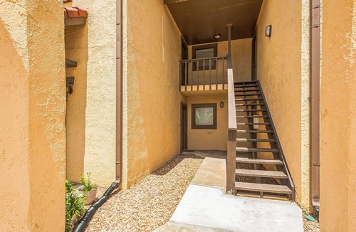 Wichita Apartment | Wichita Roots ~ Midwestern Charm Good WiFi Parking Terrific apartment Book Now!