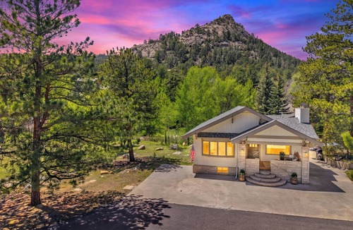 Estes Park Cabin | Wildhorse at Estes- A family riverside retreat W/HotTub, Game Room