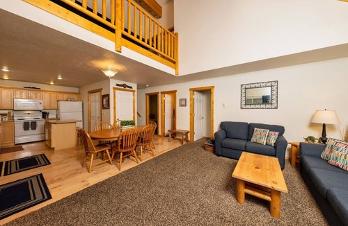 Wagon Wheel House | Wildwood Getaway - 5 min walk to boat ramp, Walk to Lake Cascade.