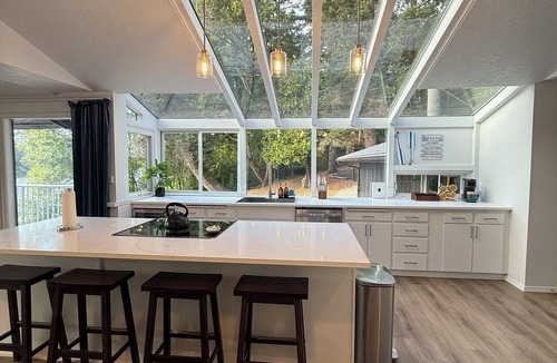 Salem House | Willamette Riverfront Estate w/Deck - Secluded on 2.5 acres w/AC.