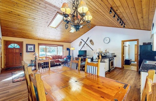 Blue River Cabin | Wonderful Getaway Near Town & Slopes W/Fast WiFi, Full Kitchen, Deck & More