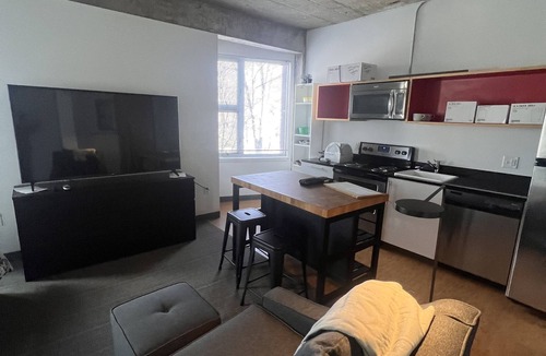 City Park West Apartment | Wonderful Studio in City Park West, pet friendly building.