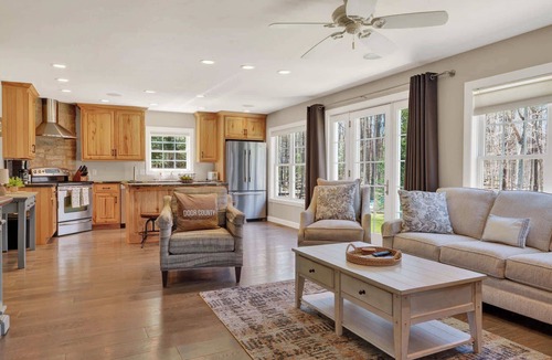 Sturgeon Bay House | Wooded Egg Harbor Escape- Pinball, Bunks, Privacy