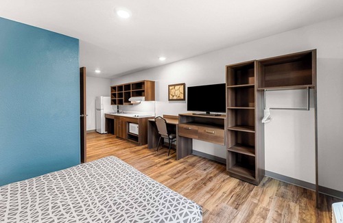 Waldron Hotel | Woodspring Suites Kansas City Airport