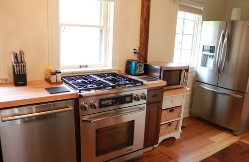 South Kansas City Cottage | WORLD CUP matches just 5 min away! 75" TV, KING BED, Lg 1 acre Yard, Sleeps 8