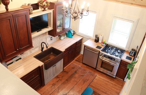 South Kansas City Cottage | WORLD CUP matches just 5 min away! 75" TV, KING BED, Lg 1 acre Yard, Sleeps 8