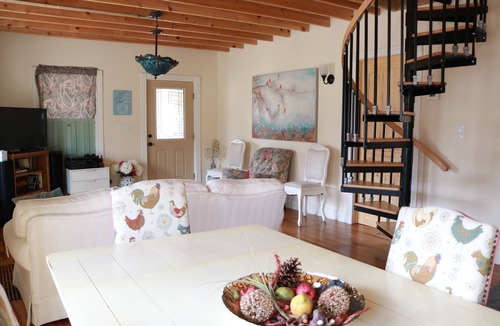 South Kansas City Cottage | WORLD CUP matches just 5 min away! 75" TV, KING BED, Lg 1 acre Yard, Sleeps 8