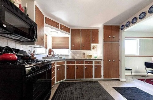 Hillcrest House | World Cup Ready/FIFA Shuttle and KU at Your Door. Large backyard, ample space