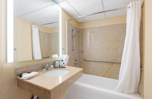 West Omaha Hotel | Wyndham Omaha/West Dodge