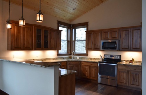 Gardiner House | Yellowstone Northern Views - Gorgeous Home. One mile to Yellowstone!
