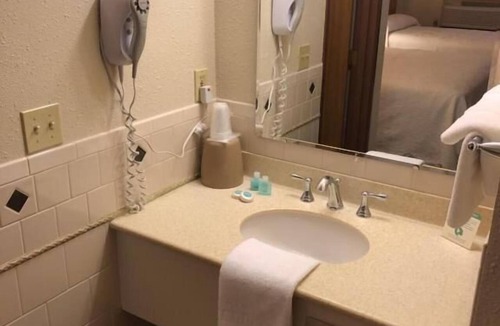 Gardiner Hotel | Yellowstone Village Inn and Suites