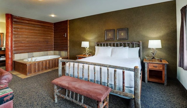 1 King Bed | Central Location | Rustic Theme Suite, w/Whirlpool in Stoney Creek